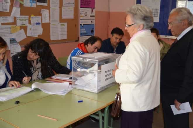 El concejal popular Joaquín Jarrín García en la mesa de la Escuela de Idiomas