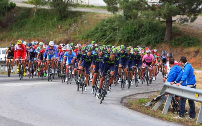 Un momento de la carrera con el equipo Movistar a la cabeza(César Sánchez/Ical)