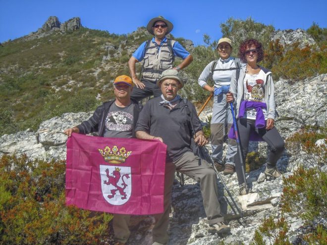 Senderistas del grupo Las de Caín durante la travesía a Correcillas