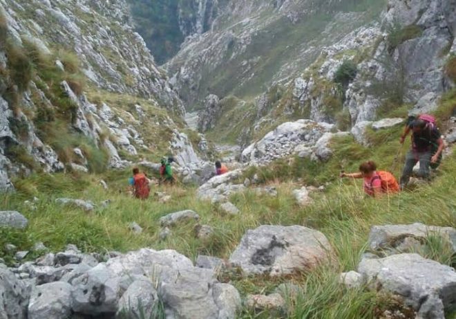 El Club de Senderismo La Salle descendiendo el canal de Culiembra. (L. Lobato)