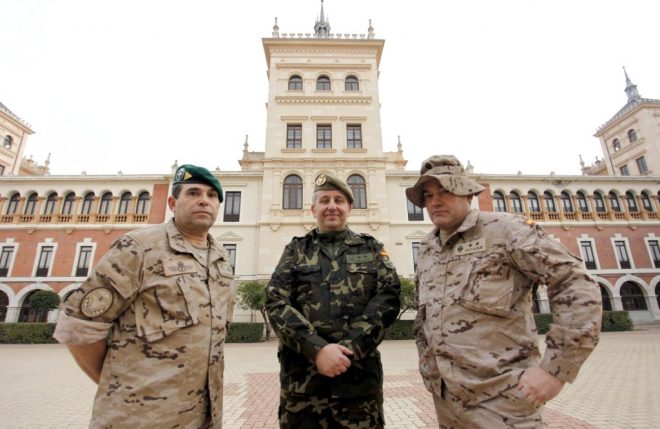 Los reservistas Carlos Altuzarra, Miguel Sánchez y Daniel Muñoz, con sus uniformes en el patio de la Academia de Caballería de Valladolid  (Miriam Chacón) 