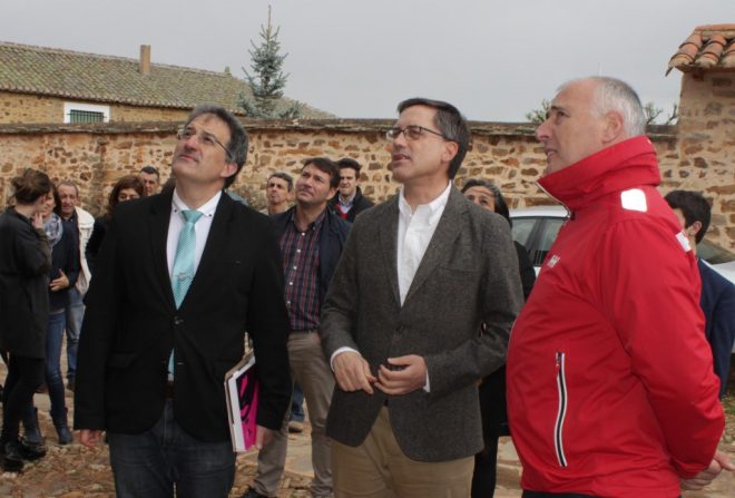 Enrique Saiz Martín junto a Arsenio García en Castrillo de los Polvazares (S. G.)