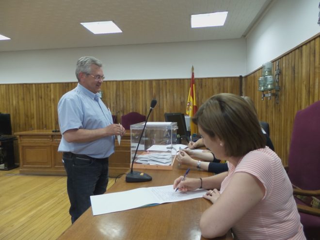 José Miguel Nieto votando