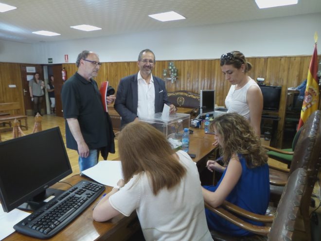 Joaquín Llamas votando