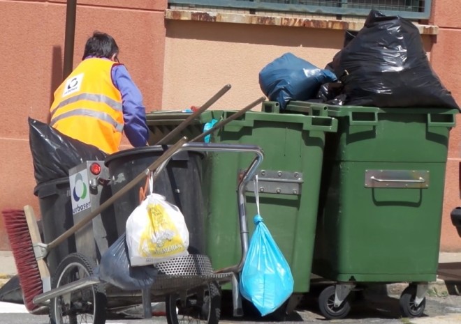 Trabajador recogiendo la basura en Astorga (S. G.)