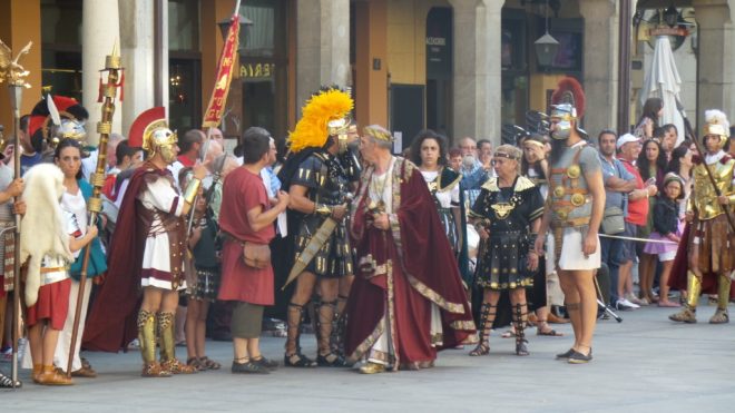 José Ramos es nombrado socio de honor de las Fiestas de Astures y Romanos por sus 25 años como césar (S. G.)