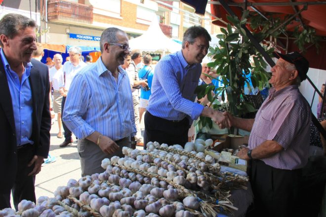 El alcalde de Villarejo, Joaquín Llamas y el presidente  de la Diputación,  Martínez Majo, recorren los puestos