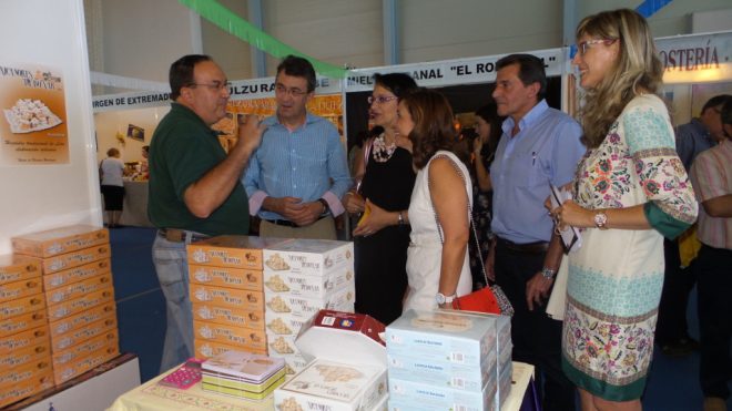 Las autoridades visitaron todos los stands del recinto (S. G.)