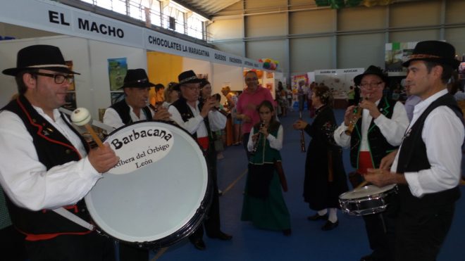 El grupo de música y danzas tradicionales 'La Barbacana' ambientó este primer día (S. G.)