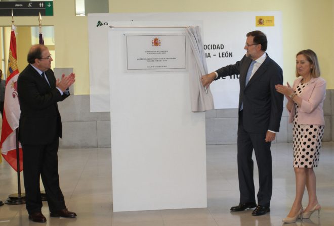 Rajoy (C) junto a Ana Pastor (D) y Herrera, en la inauguración de la njeva línea del AVE (Brágimo)