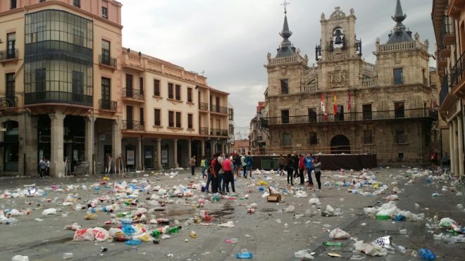 Estado de la plaza de España de Astorga después de la Noche Larga de 2015 (Álvaro Sútil)