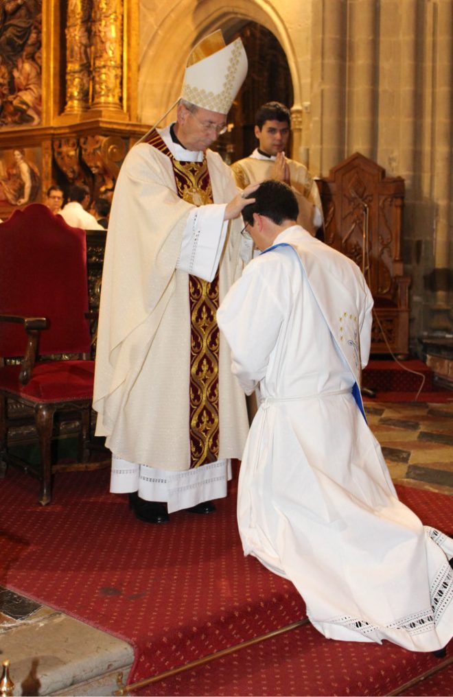 Momento de la ordenación presidida por el obispo de Astorga, Camilo