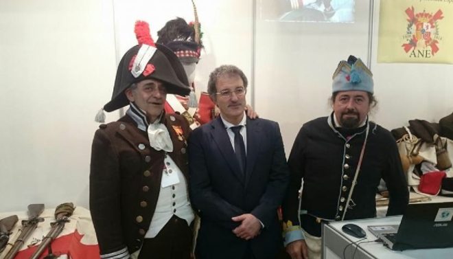 Grupo de representación de Napoleónicos junto al alcalde de Astorga, Arsenio García (C)