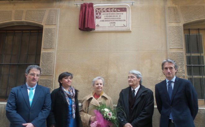 Momento de presentación de la placa homenaje a Gerardo Diego