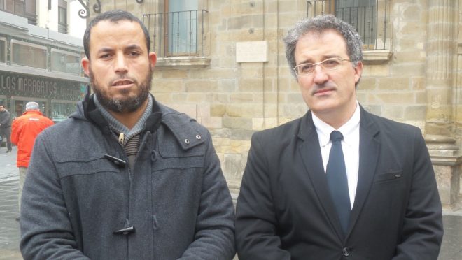 El presidente de la Comunidad Islámica de Astorga, Zahdali, junto al alcalde de la ciudad, García