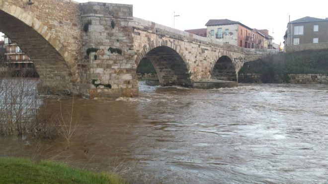 Río Órbigo a su paso por Hospital este lunes