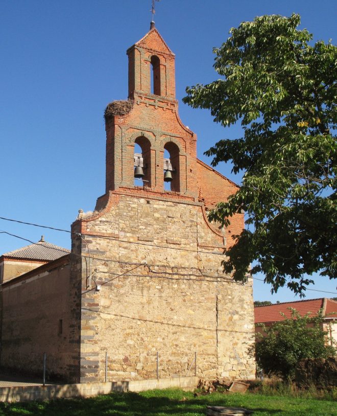 El exterior de la iglesia de Villamegil 