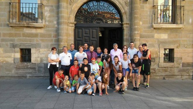 Grupo llegado desde Igüeña en el ayuntamiento junto a Pablo Peyuca y Manuel Ortiz (A.F.).