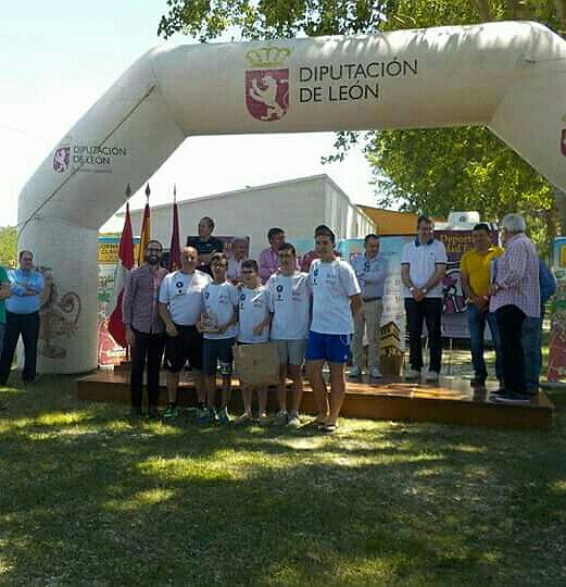 Javier Guzmán entregando un premio a un equipo astorgano