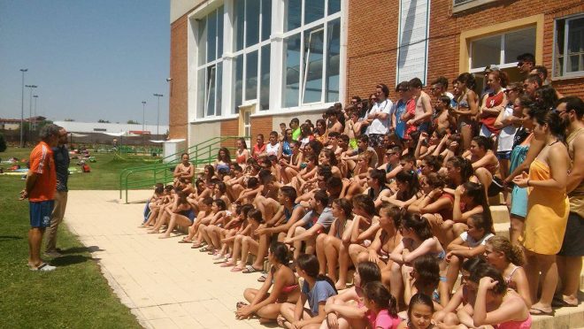 Javier Guzmán, concejal de Deportes, se dirige a los participantes. / AF.