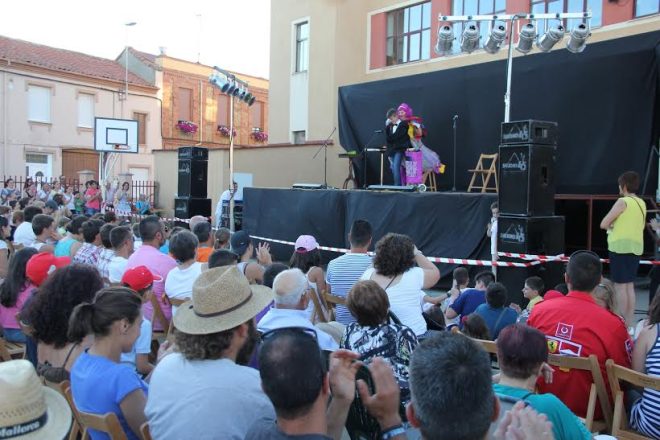 Ajo Magic hizo las delicias de todo el público que se dio cita en las Escuelas de Santa Marina del Rey