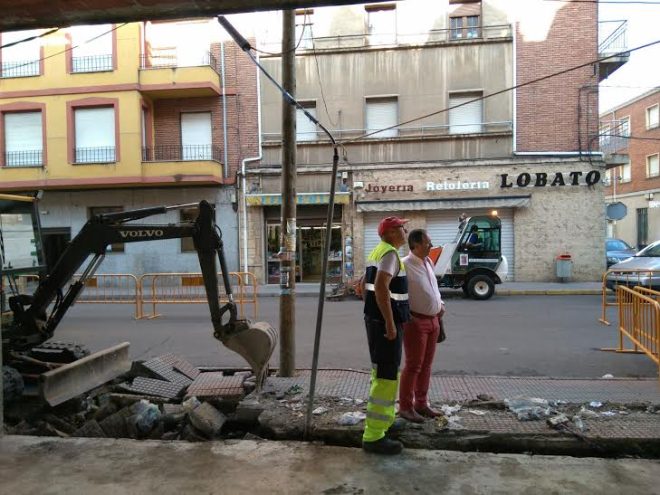 Joaquín Llamas, alcalde del municipio supervisa la obra.