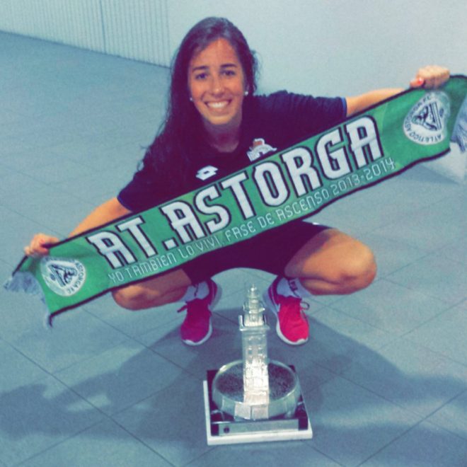 Cristina Martínez posa con la bufanda del Atlético Astorga tras ganar el Trofeo Teresa Herrera.