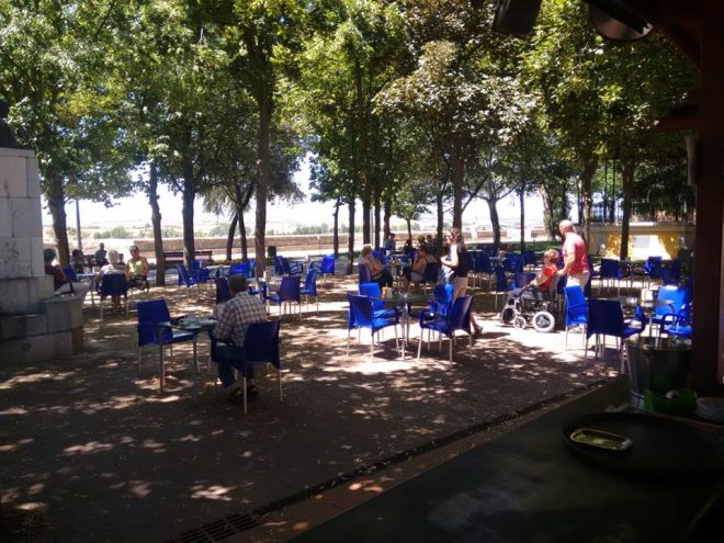 El bar del Jardín de la Sinagoga ya ha recuperado su actividad. BALBOA.