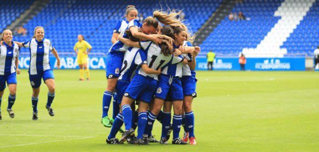 Cristina Martínez llega a celebrar un gol con sus compañeras. / RIAZOR.ORG.