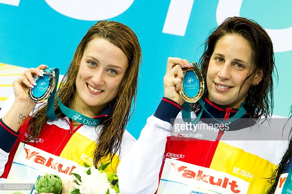 Erika Villaecija con su medalla de oro del Campeonato del Mundo junto a Mireia Belmonte. / GETTY.