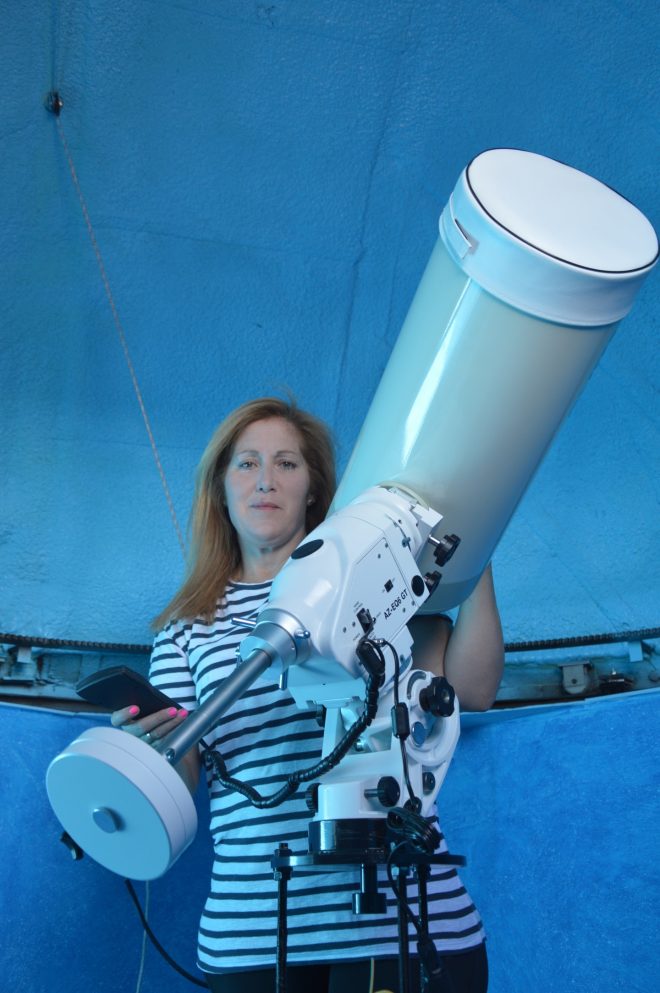 Raquel posa con su telescopio en La Milla. / RA