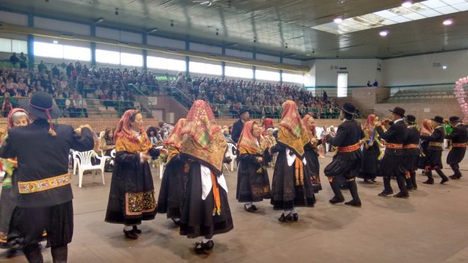 Danzas de la Maragatería recibió con música tradicional en el Pabellón Felipe Miñambres. / CCU