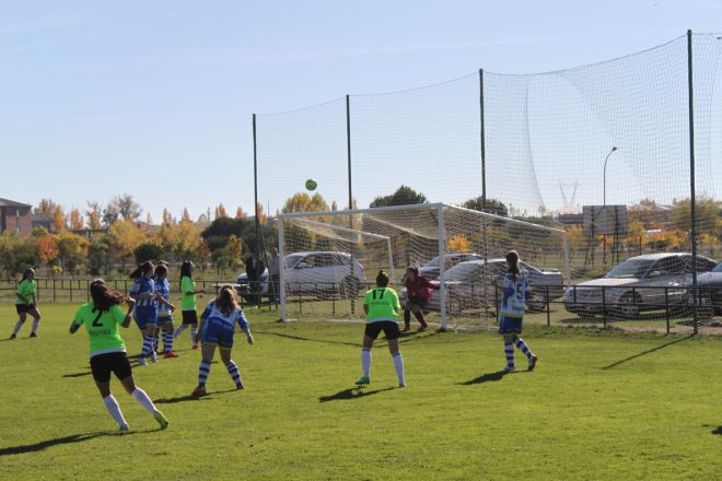 Momento en el que Sofía estrella el balón 