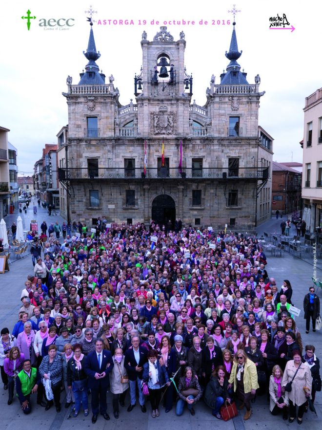 Gran foto de familia frente a la fachada del Ayuntamiento de Astorga. / Imagen MAS