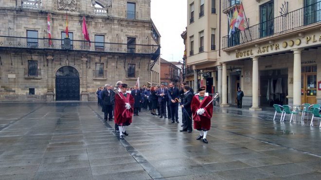 La comitiva oficial partió de la Plaza Mayor. / DA