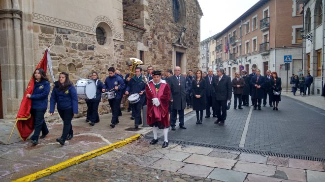 La comitiva en su llegada a la parroquia de Santa Marta. / DA