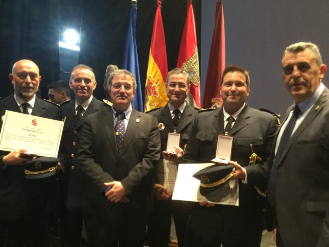 Los policías locales honrados con las Medallas de Plata al Mérito Policial.