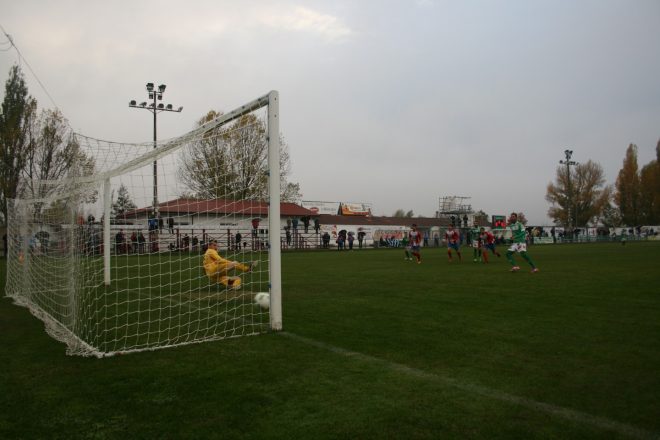 Puente bate a Sergio de penalti./PEDRO GONZÁLEZ