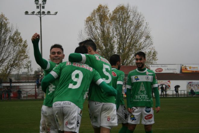 Diego celebra el gol con sus compañeros./PEDRO GONZÁLEZ