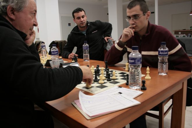 La mesa cinco repasa las jugadas tras la partida./PG