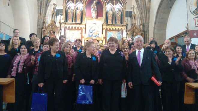 Entrega de presentes y, al fondo, los tres coros unidos antes de interpretar el Benedicat Vobis. / CCU