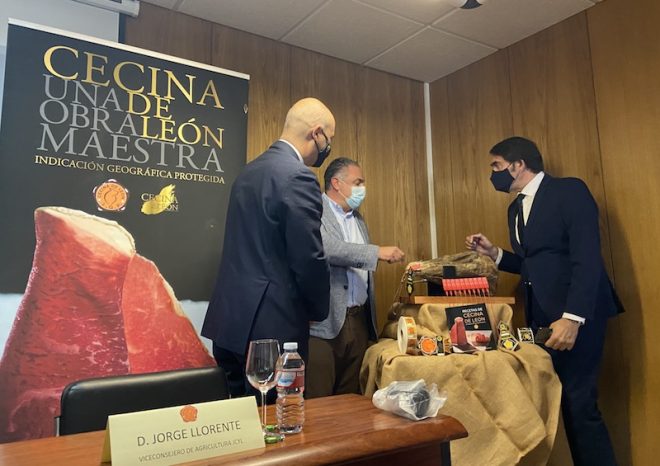 El consejero Juan Carlos Suárez-Quiñones, junto a José Luis Nieto, presidente del Concejo Regulador de la IGP Cecina de León, y Jorge Llorente, viceconsejero de la Junta de Castilla y León