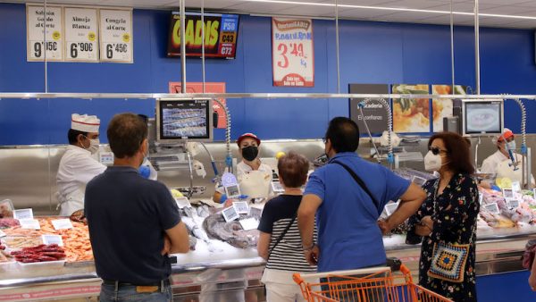 Varios clientes hacen su compra en el supermercado Gadis de Valladolid