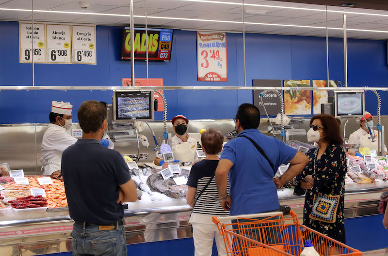 Varios clientes hacen su compra en el supermercado Gadis de Valladolid