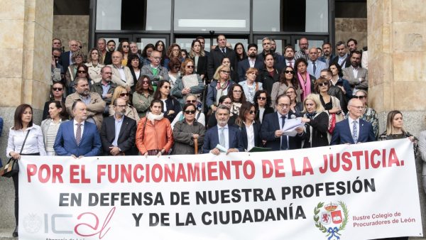 Campillo / ICAL. Los Colegios de la Abogacía y Procuradores de León se concentran para pedir la vuelta a la normalidad en el funcionamiento de la administración de justicia. En la imagen, el decano del Ilustre Colegio de Abogados de León, Fernando Santocildes