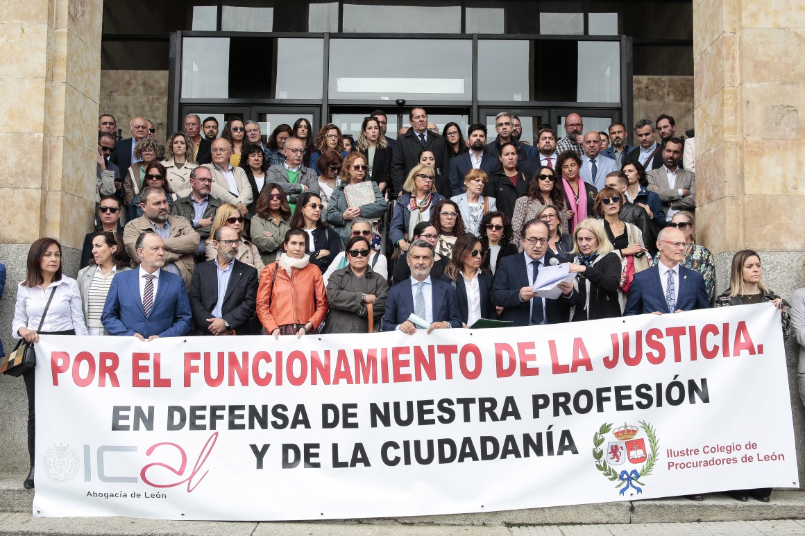 Campillo / ICAL. Los Colegios de la Abogacía y Procuradores de León se concentran para pedir la vuelta a la normalidad en el funcionamiento de la administración de justicia. En la imagen, el decano del Ilustre Colegio de Abogados de León, Fernando Santocildes