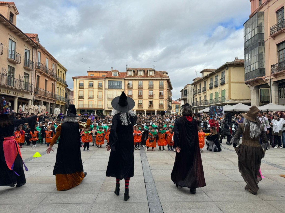 Los colegios de Astorga celebraron Halloween en la Plaza Mayor