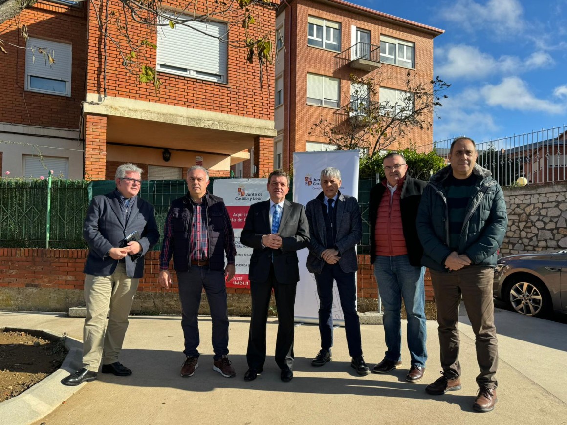 Luis Miguel González Gago visita el estado de las obras de urbanización de la antigua carretera Madrid-Coruña de Astorga. / DA