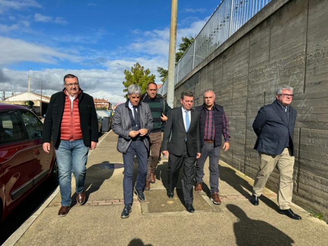 Luis Miguel González Gago visita el estado de las obras de urbanización de la antigua carretera Madrid-Coruña de Astorga. / DA