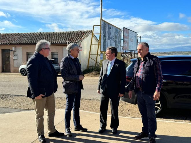 Luis Miguel González Gago visita el estado de las obras de urbanización de la antigua carretera Madrid-Coruña de Astorga. / DA